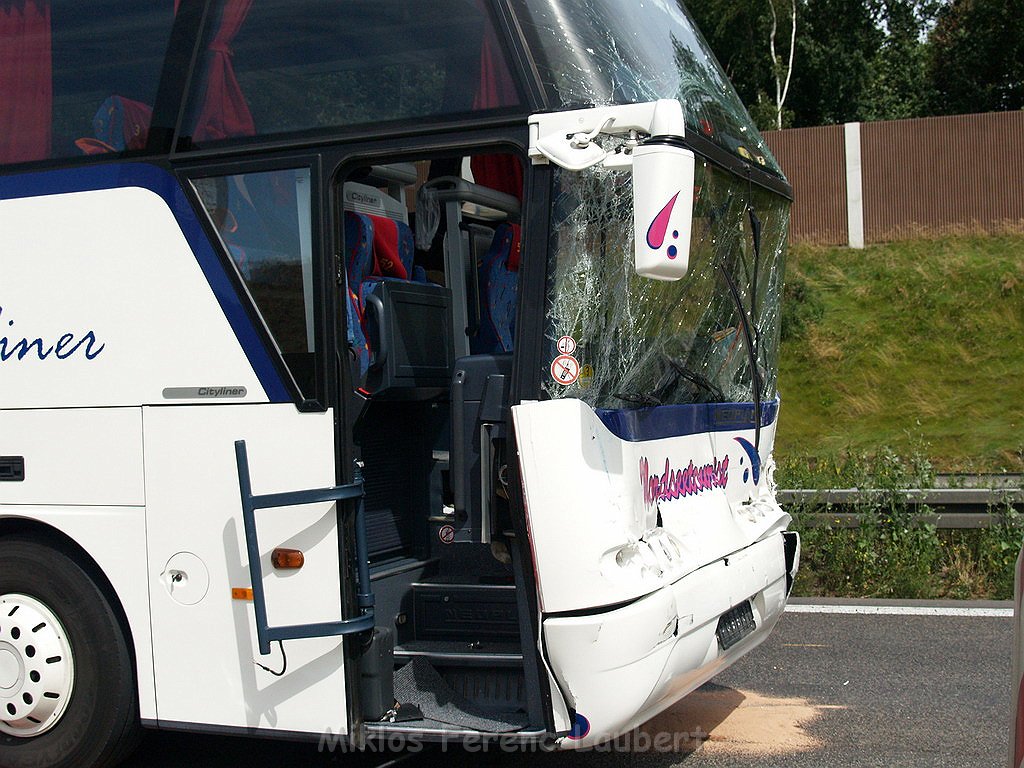 VU Auffahrunfall Reisebus auf LKW A 1 Rich Saarbruecken P43.JPG